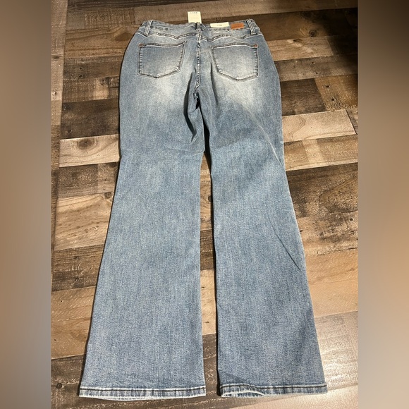 NWT Judy Blue Mid Rise Bootcut Patch Detail Jeans- 14W - Picture 6 of 10